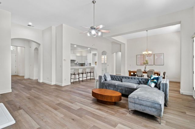 2935 E Omaha Avenue, Fresno, CA 93720