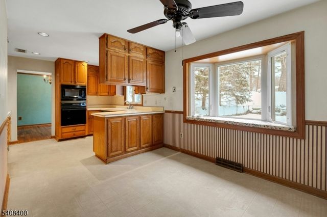 7 Manchester Dr, Hanover Twp., NJ 07981