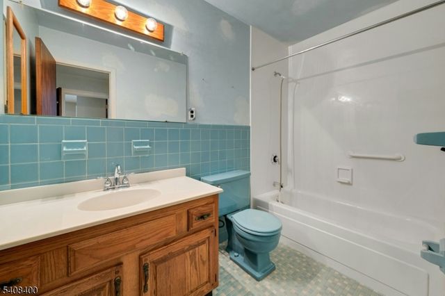 7 Manchester Dr, Hanover Twp., NJ 07981