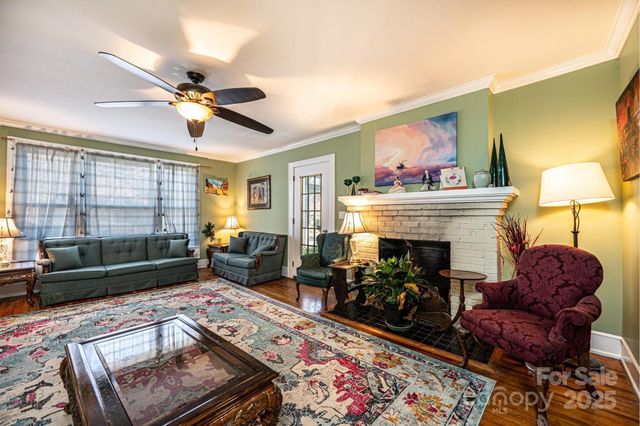 221 3rd Street NE, Hickory, NC 28601