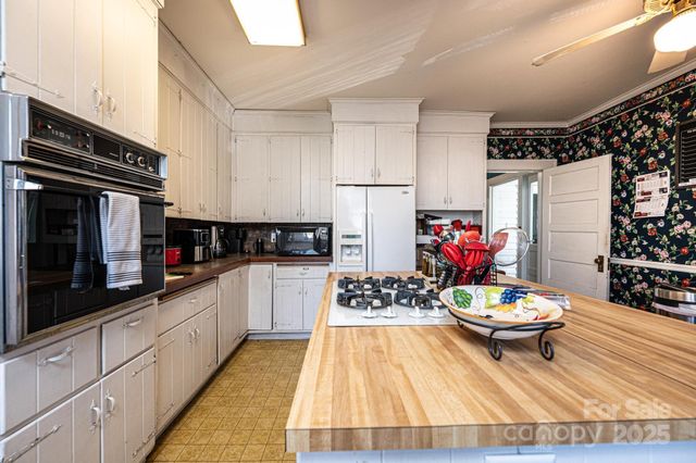 221 3rd Street NE, Hickory, NC 28601