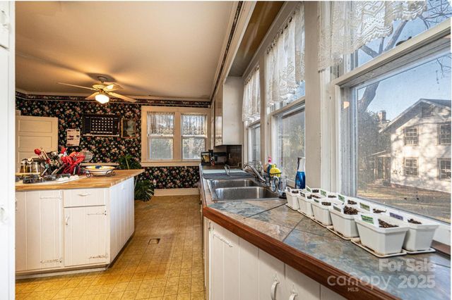 221 3rd Street NE, Hickory, NC 28601