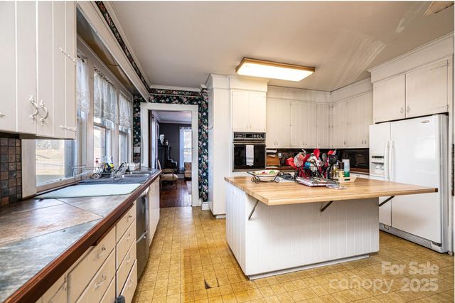 221 3rd Street NE, Hickory, NC 28601