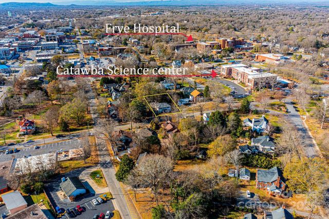 221 3rd Street NE, Hickory, NC 28601