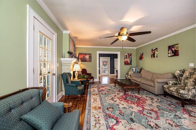 221 3rd Street NE, Hickory, NC 28601