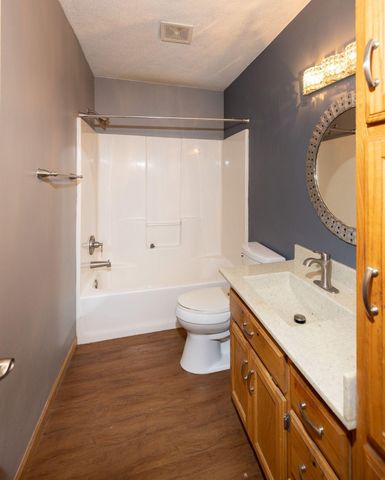 1618 Suntree Dr, West Fargo, ND 58078