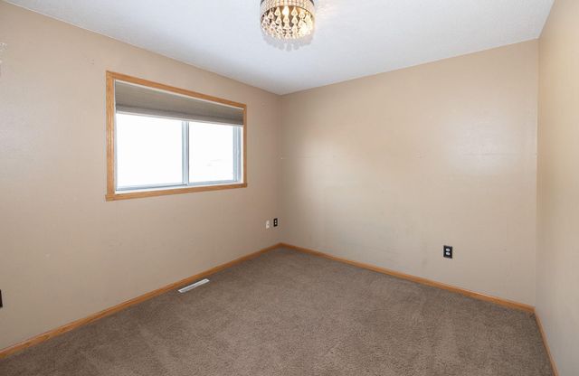 1618 Suntree Dr, West Fargo, ND 58078