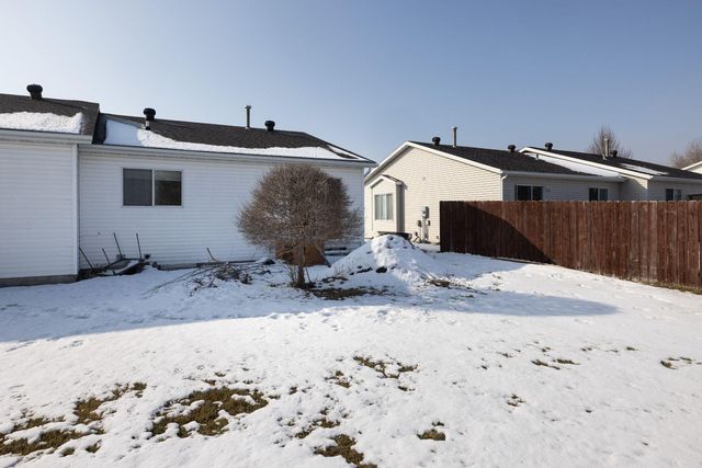 1618 Suntree Dr, West Fargo, ND 58078