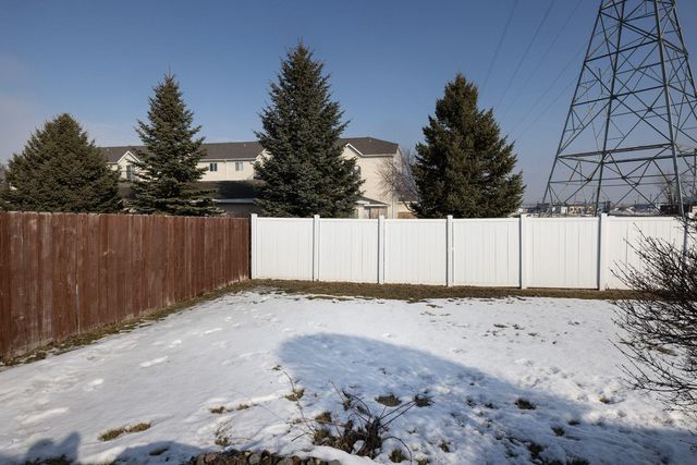 1618 Suntree Dr, West Fargo, ND 58078