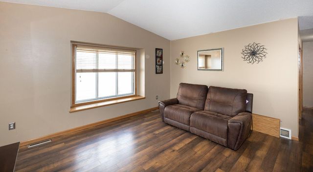 1618 Suntree Dr, West Fargo, ND 58078