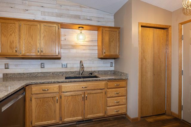 1618 Suntree Dr, West Fargo, ND 58078