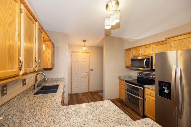 1618 Suntree Dr, West Fargo, ND 58078