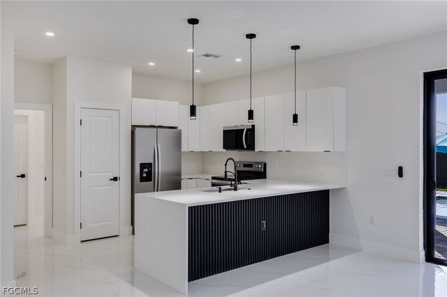 1810 NE 6th PL, Cape Coral, FL 33909