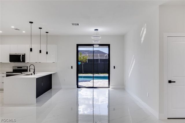 1810 NE 6th PL, Cape Coral, FL 33909