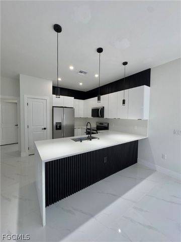 1810 NE 6th PL, Cape Coral, FL 33909