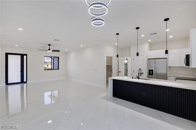 1810 NE 6th PL, Cape Coral, FL 33909