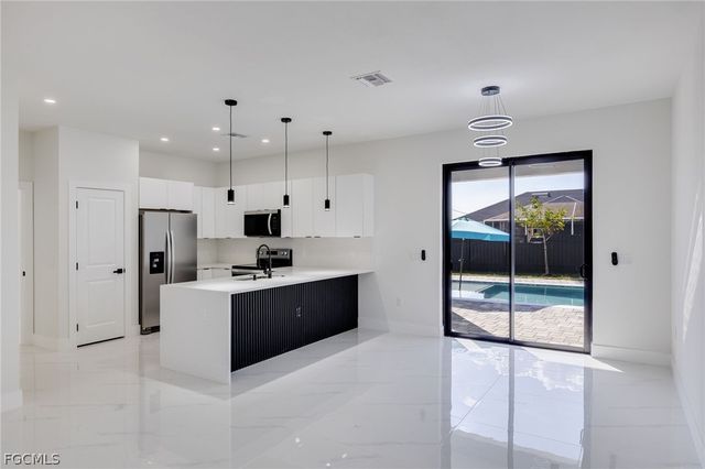 1810 NE 6th PL, Cape Coral, FL 33909