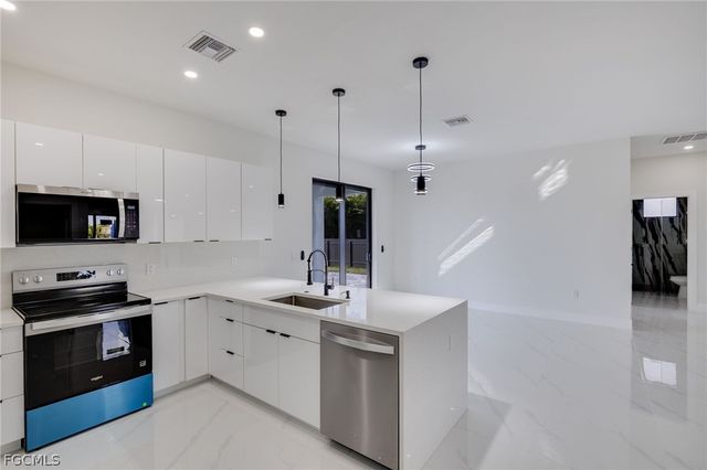 1810 NE 6th PL, Cape Coral, FL 33909