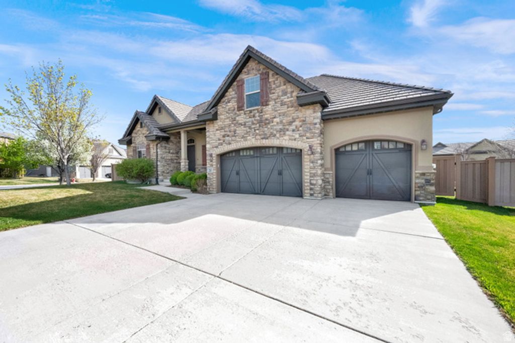 Image 2 of property listing at 2141 W ASPEN WOOD LOOP, Lehi, UT 84048