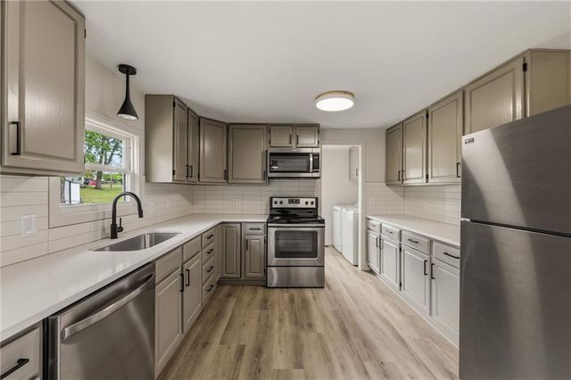 1801 N Davidson Road, Independence, MO 64058