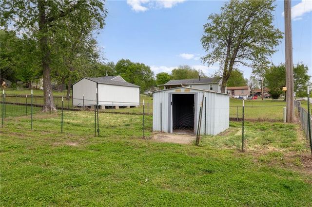 1801 N Davidson Road, Independence, MO 64058