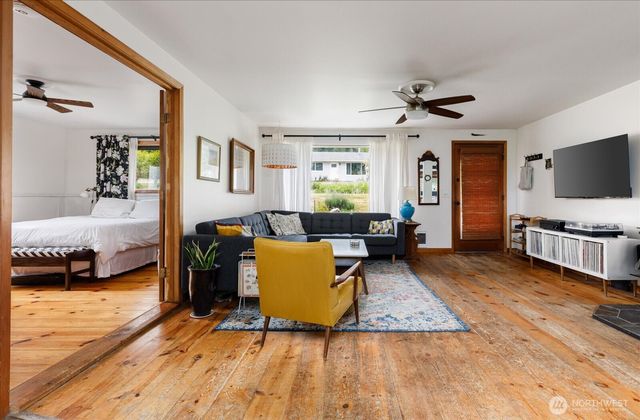 975 Ferry Avenue, Coupeville, WA 98239