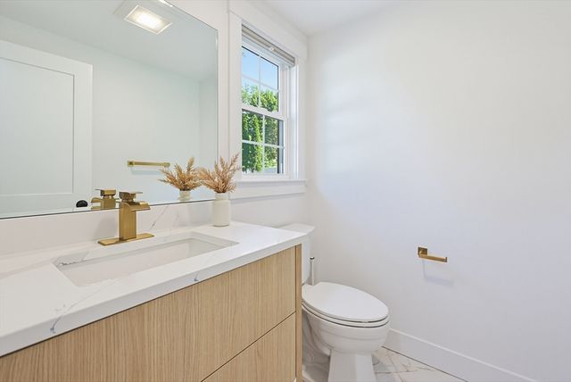 8 Vassar Dr, Milford, MA 01757