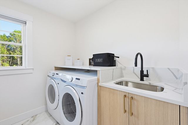 8 Vassar Dr, Milford, MA 01757