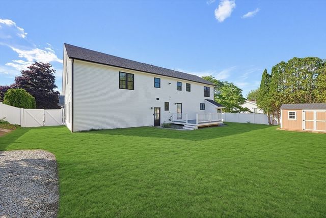 8 Vassar Dr, Milford, MA 01757