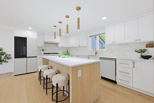 8 Vassar Dr, Milford, MA 01757