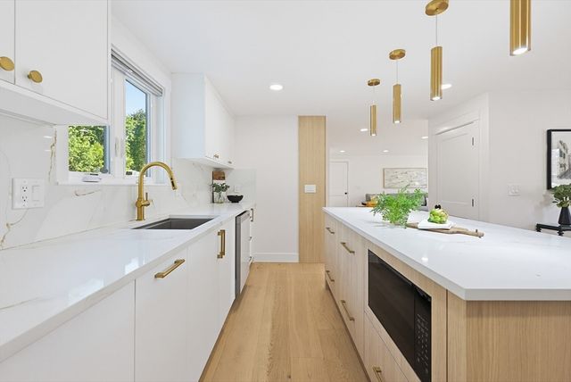 8 Vassar Dr, Milford, MA 01757