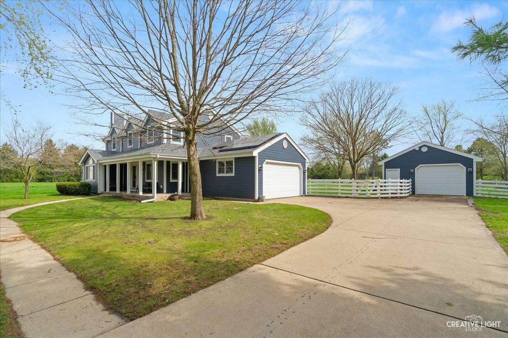 Image 2 of property listing at 204 Country Lane, Yorkville, IL 60560