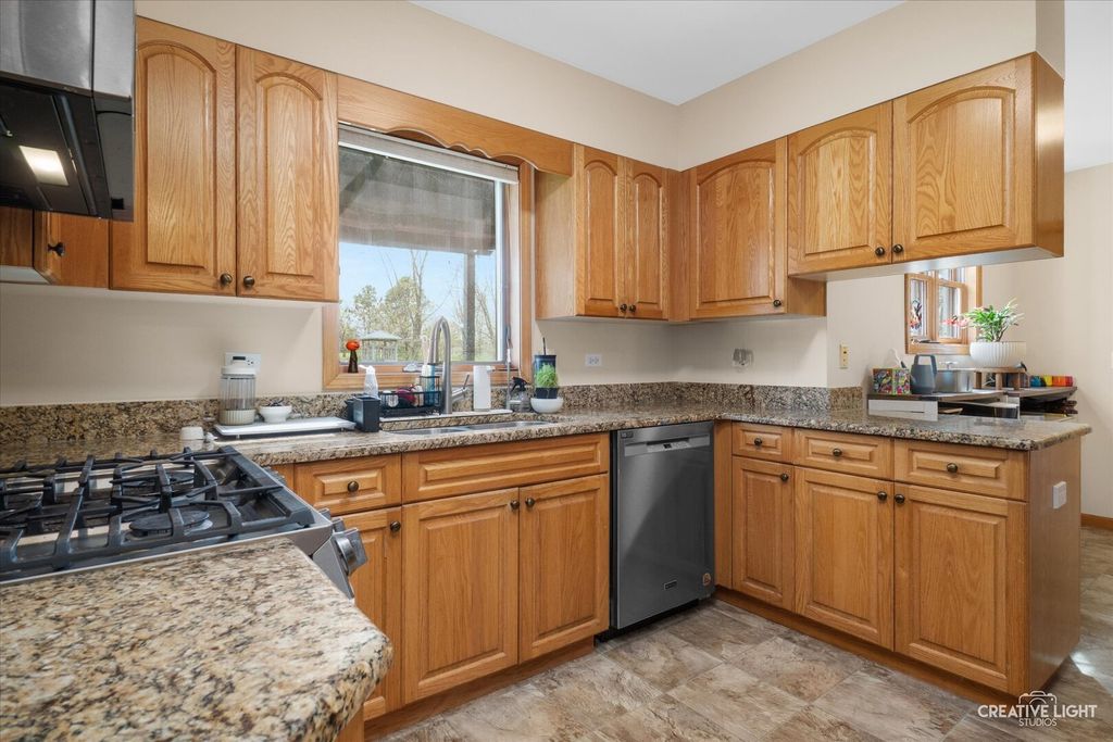 Image 14 of property listing at 204 Country Lane, Yorkville, IL 60560