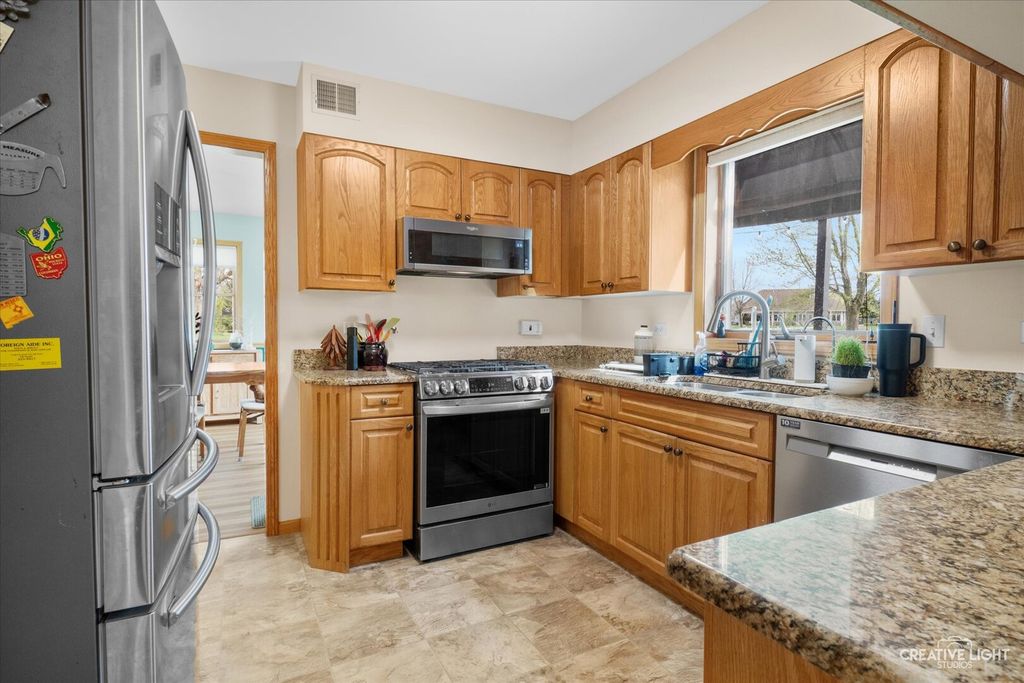 Image 15 of property listing at 204 Country Lane, Yorkville, IL 60560