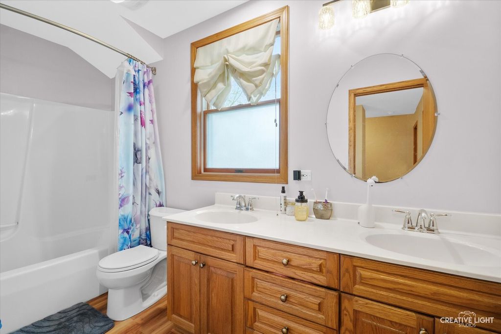 Image 20 of property listing at 204 Country Lane, Yorkville, IL 60560
