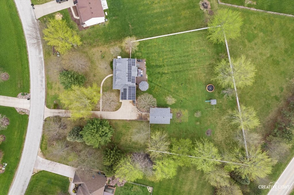 Image 3 of property listing at 204 Country Lane, Yorkville, IL 60560