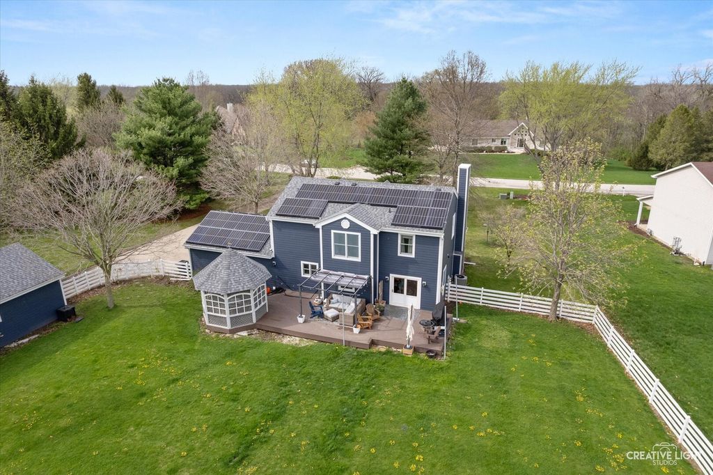 Image 4 of property listing at 204 Country Lane, Yorkville, IL 60560