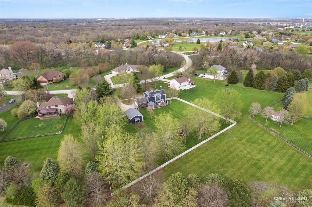 Image 6 of property listing at 204 Country Lane, Yorkville, IL 60560