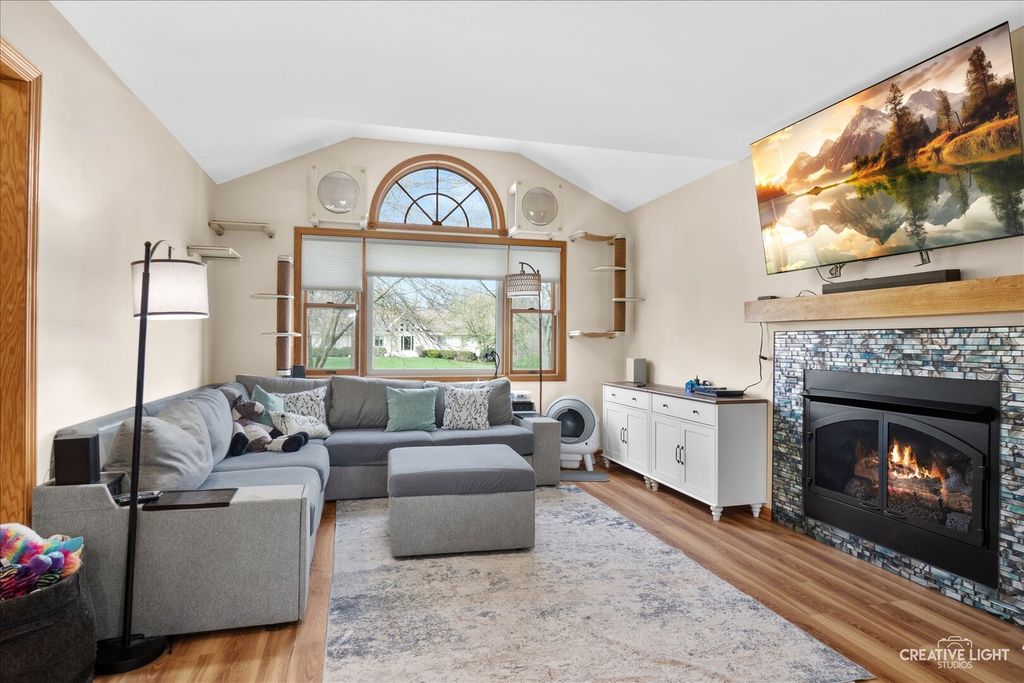 Image 7 of property listing at 204 Country Lane, Yorkville, IL 60560