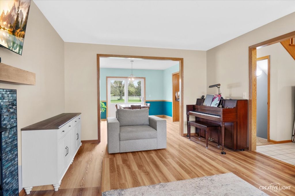 Image 8 of property listing at 204 Country Lane, Yorkville, IL 60560