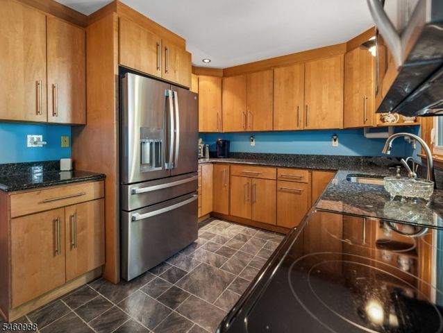 45 Sunset Rd, Bloomingdale Boro, NJ 07403
