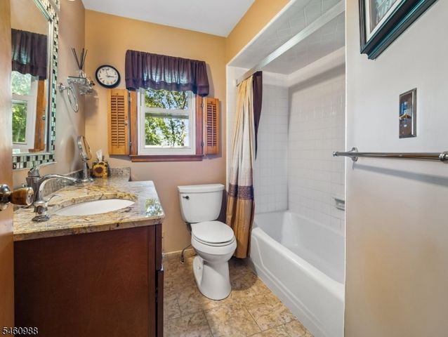 45 Sunset Rd, Bloomingdale Boro, NJ 07403
