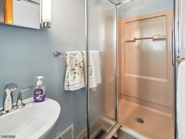 45 Sunset Rd, Bloomingdale Boro, NJ 07403