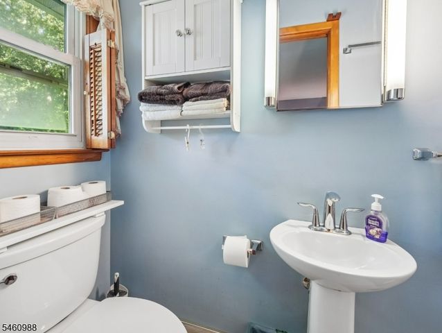 45 Sunset Rd, Bloomingdale Boro, NJ 07403