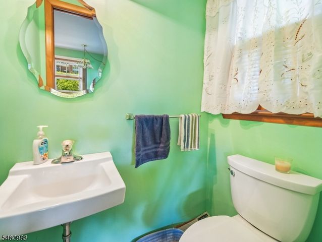 45 Sunset Rd, Bloomingdale Boro, NJ 07403
