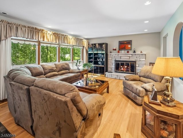 45 Sunset Rd, Bloomingdale Boro, NJ 07403