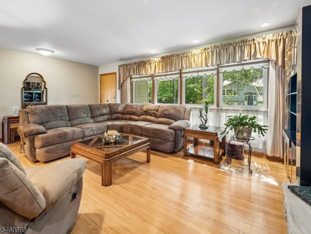 45 Sunset Rd, Bloomingdale Boro, NJ 07403