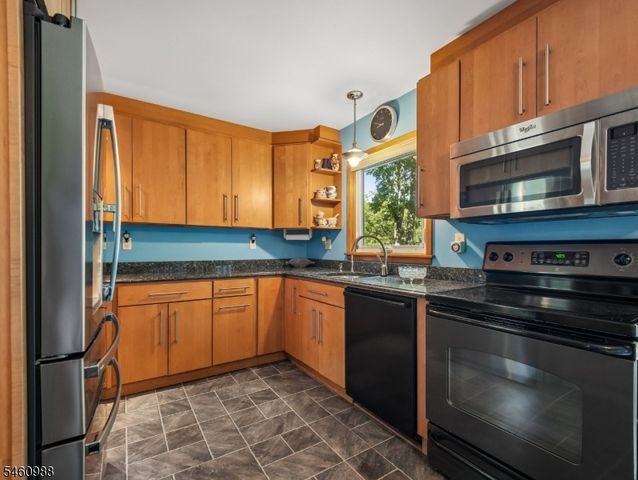 45 Sunset Rd, Bloomingdale Boro, NJ 07403