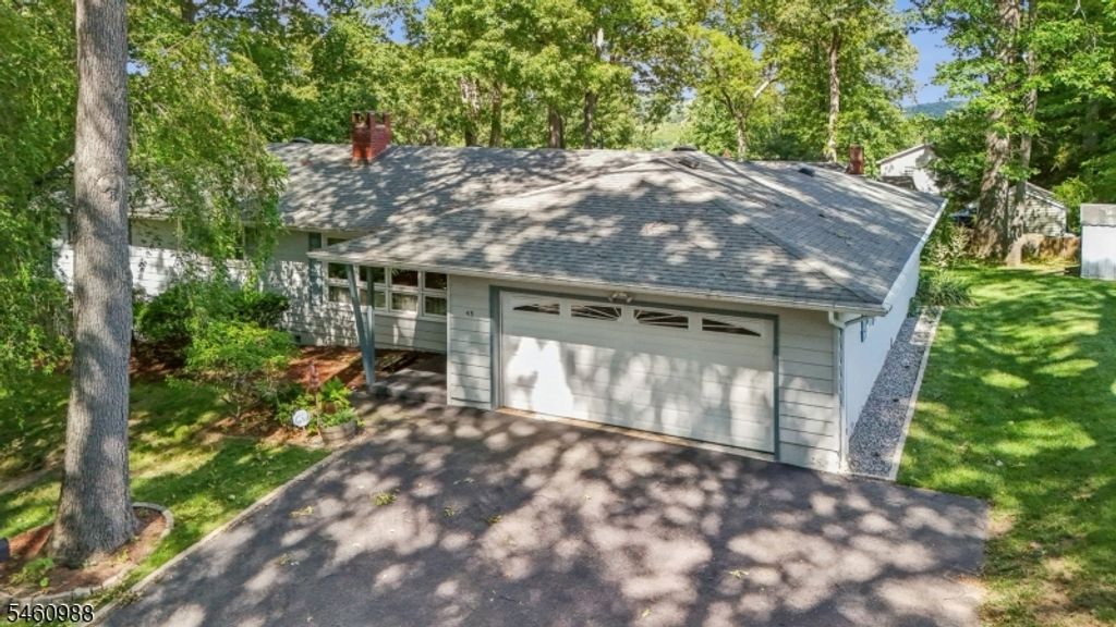 45 Sunset Rd, Bloomingdale Boro, NJ 07403