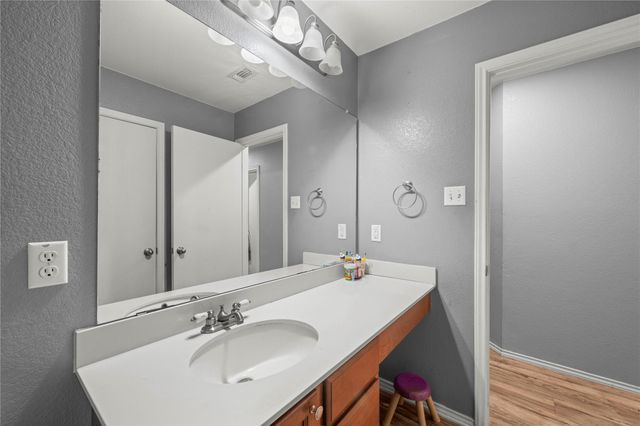 715 Estes PARK, Taylor, TX 76574